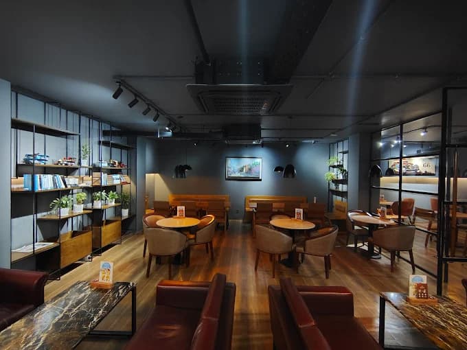 Vibrant atmosphere of Beans & Aroma Cafe